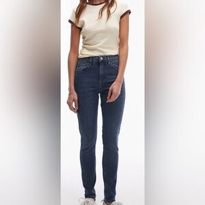 Nordstrom’s Topshop Jamie High Rise Skinny Jeans in Storm Blue. Size 28.
